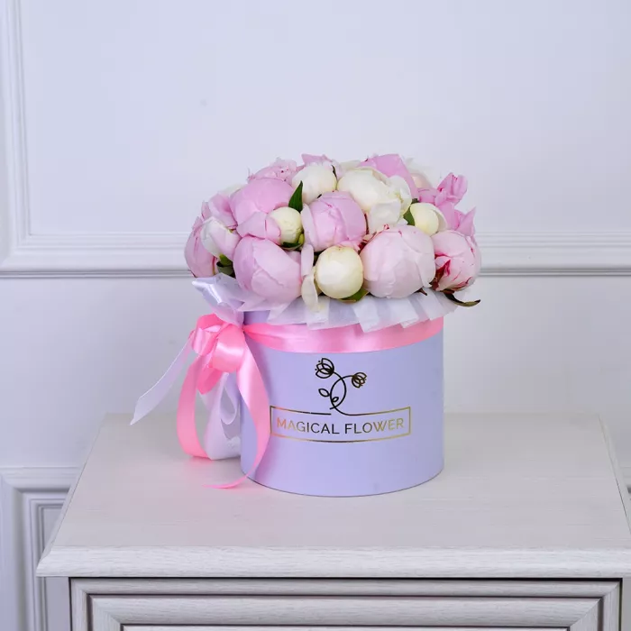Букет из 25 разноцветных пионов в фиолетовой шляпной коробке