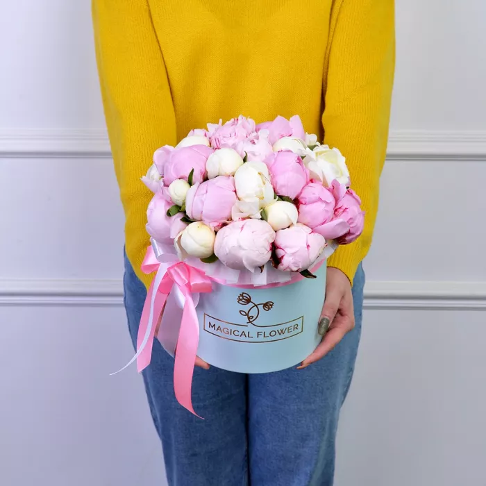 Букет из 25 разноцветных пионов в голубой шляпной коробке