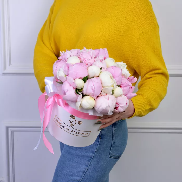 Букет из 25 разноцветных пионов в белой шляпной коробке