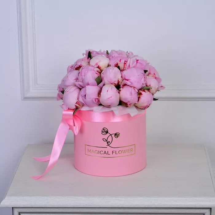 Букет из 25 розовых пионов в розовой шляпной коробке