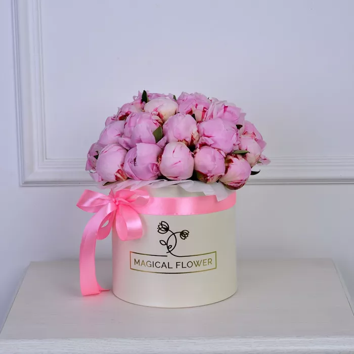 Букет из 25 розовых пионов в кремовой шляпной коробке