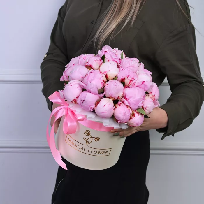 Букет из 25 розовых пионов в кремовой шляпной коробке