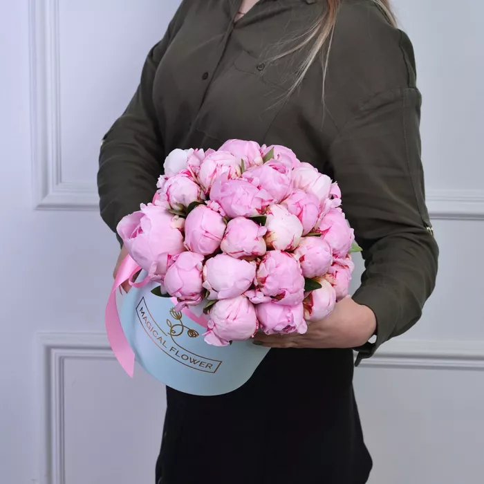 Букет из 25 розовых пионов в голубой шляпной коробке
