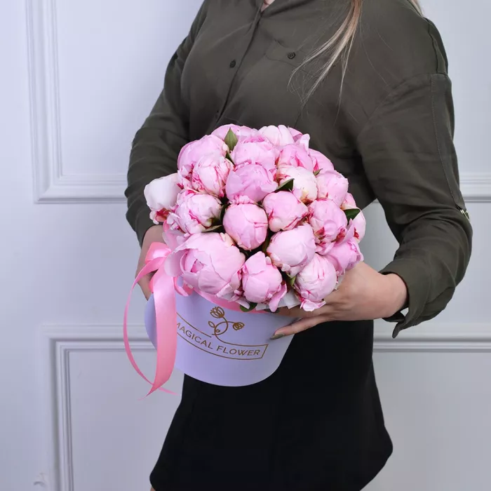 Букет из 25 розовых пионов в фиолетовой шляпной коробке