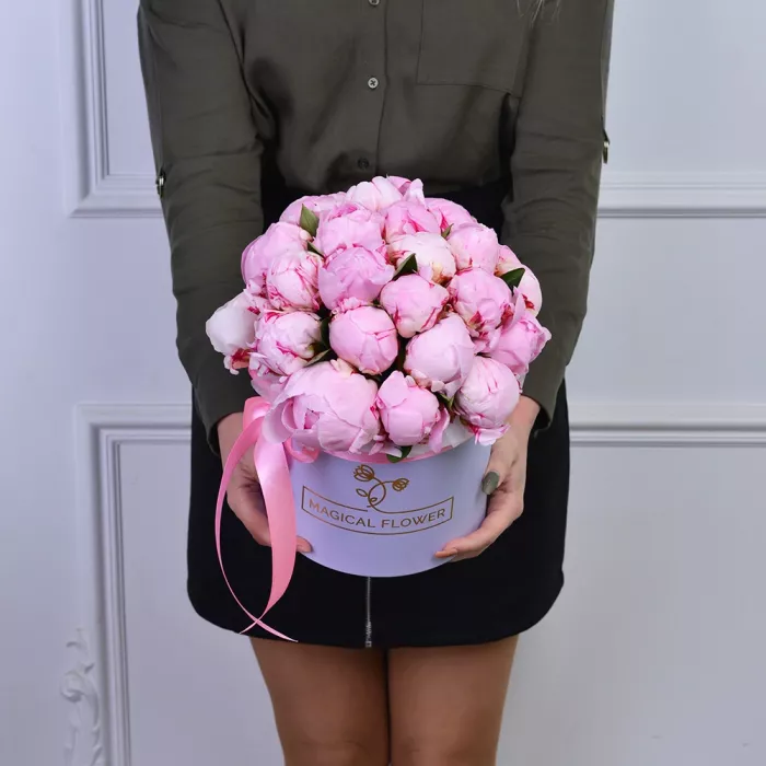Букет из 25 розовых пионов в фиолетовой шляпной коробке
