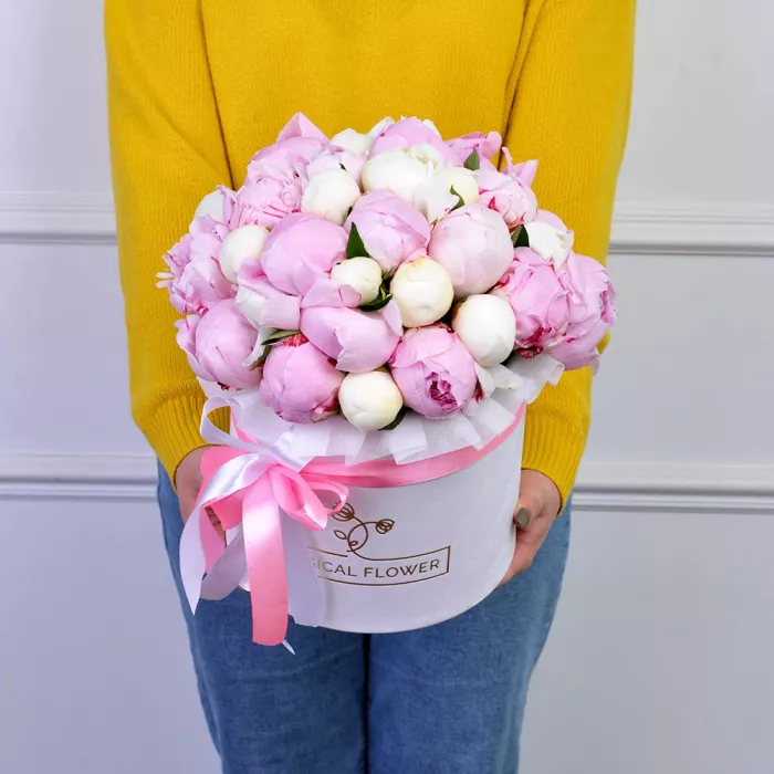 Букет из 35 разноцветных пионов в белой шляпной коробке