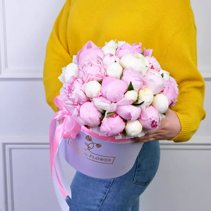 Букет из 35 разноцветных пионов в фиолетовой шляпной коробке