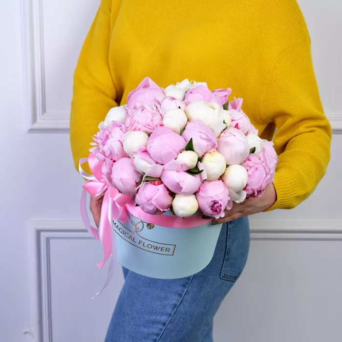 Букет из 35 разноцветных пионов в голубой шляпной коробке