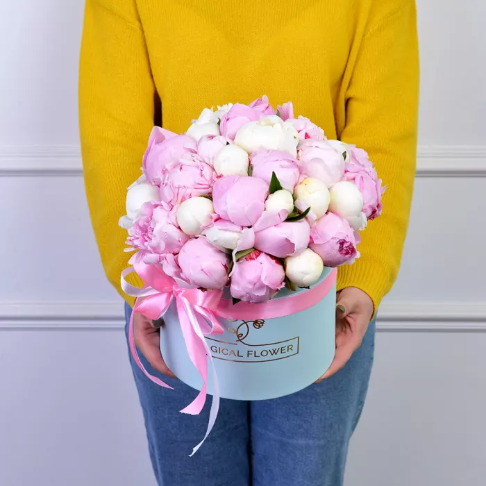 Букет из 35 разноцветных пионов в голубой шляпной коробке