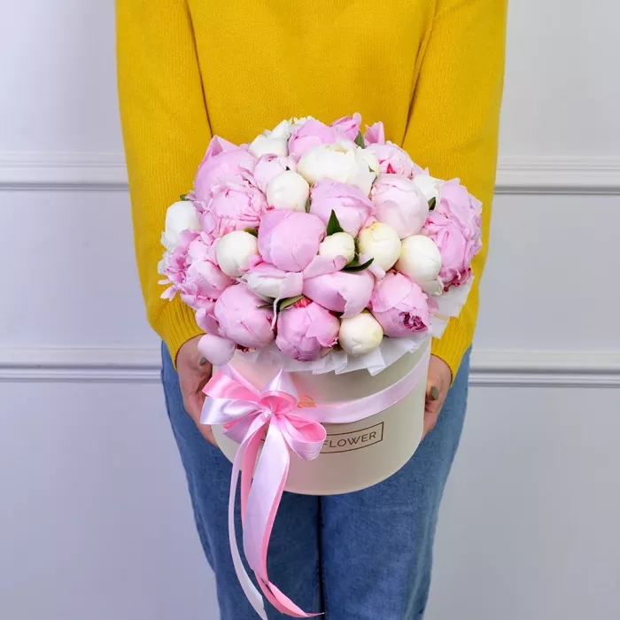 Букет из 35 разноцветных пионов в кремовой шляпной коробке