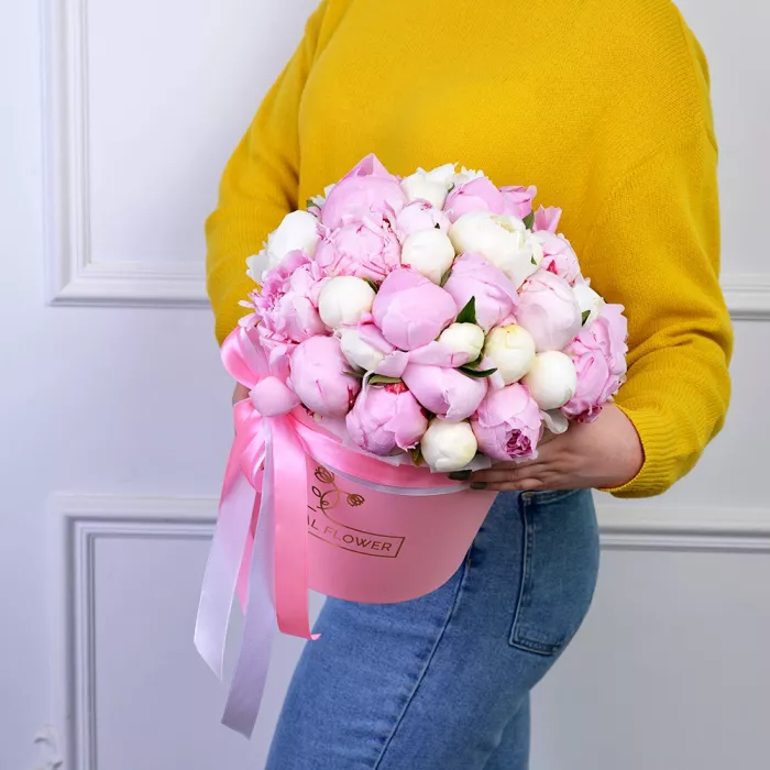 Букет из 35 разноцветных пионов в розовой шляпной коробке