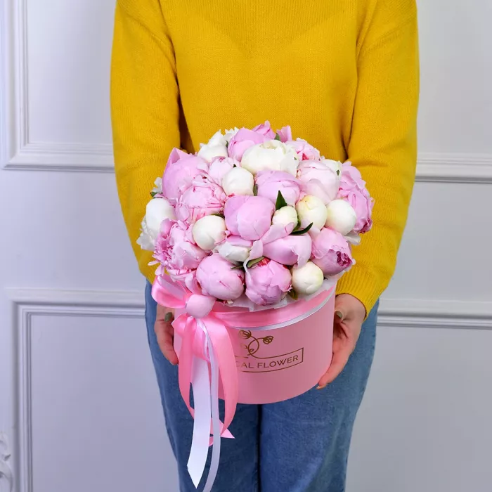Букет из 35 разноцветных пионов в розовой шляпной коробке