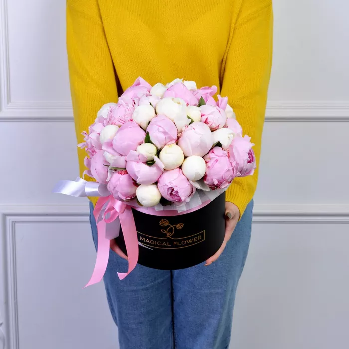 Букет из 35 разноцветных пионов в черной шляпной коробке
