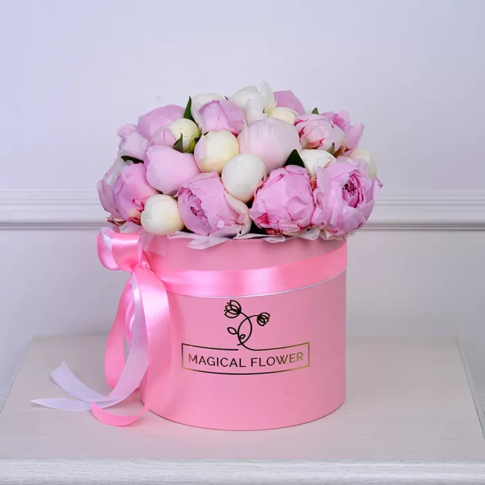 Букет из 35 разноцветных пионов в розовой шляпной коробке