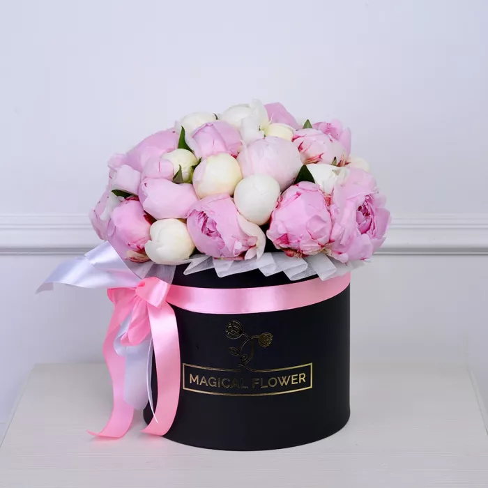 Букет из 35 разноцветных пионов в черной шляпной коробке