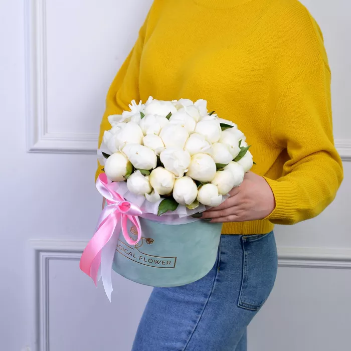 Букет из 35 белых пионов в зеленой бархатной шляпной коробке