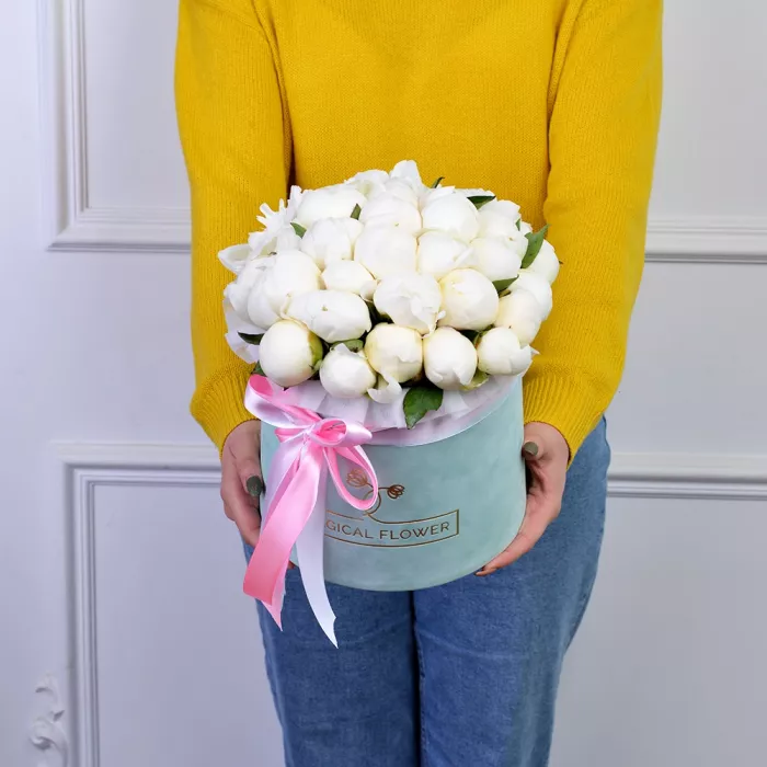 Букет из 35 белых пионов в зеленой бархатной шляпной коробке