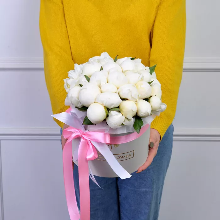 Букет из 35 белых пионов в серой бархатной шляпной коробке