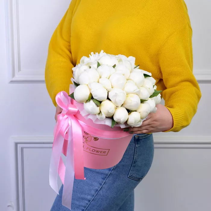 Букет из 35 белых пионов в розовой шляпной коробке