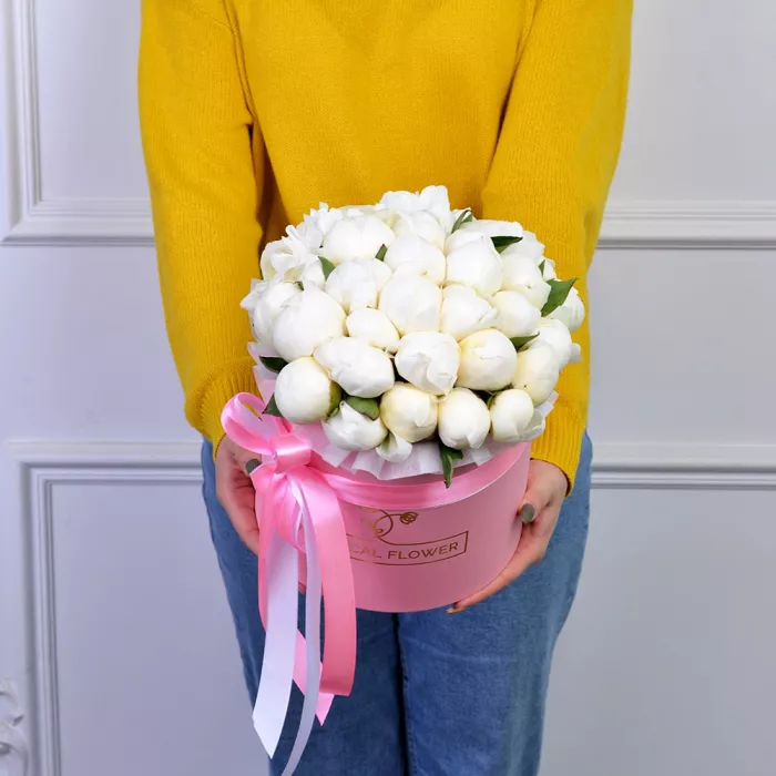 Букет из 35 белых пионов в розовой шляпной коробке