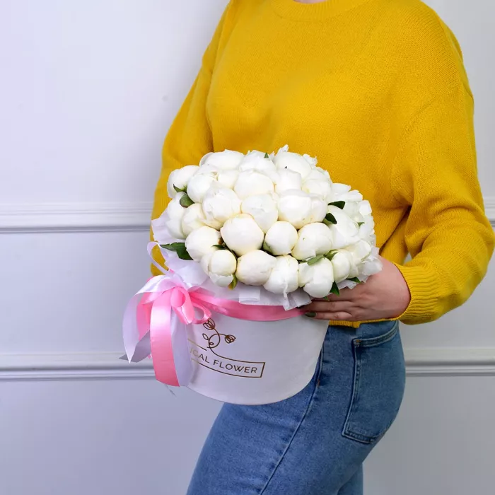 Букет из 35 белых пионов в белой бархатной шляпной коробке