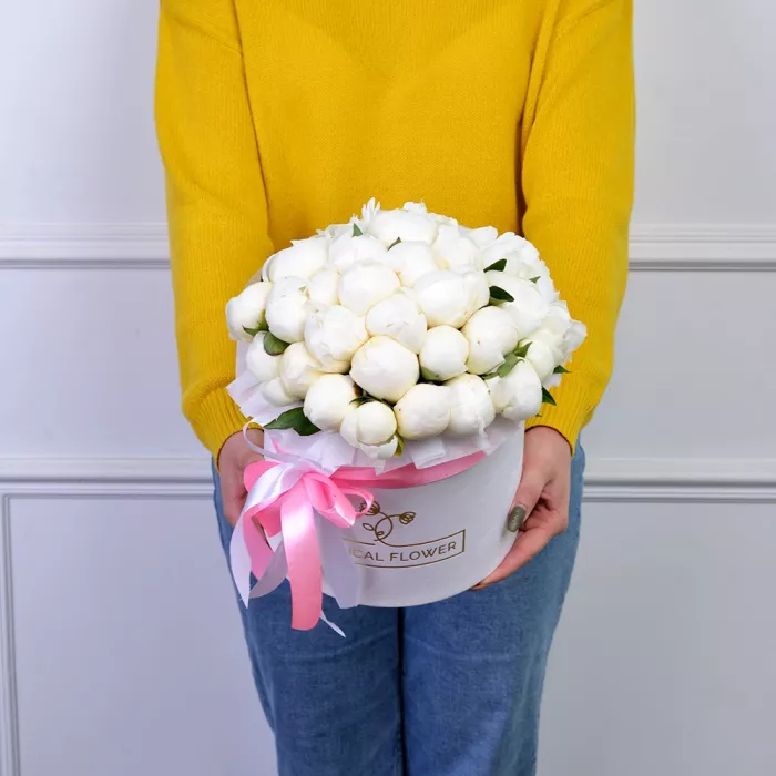 Букет из 35 белых пионов в белой бархатной шляпной коробке