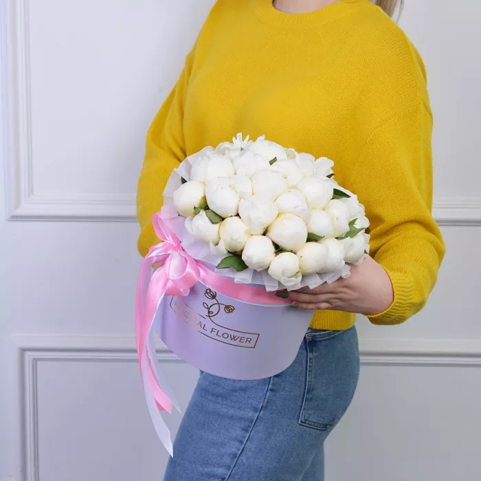 Букет из 35 белых пионов в фиолетовой шляпной коробке