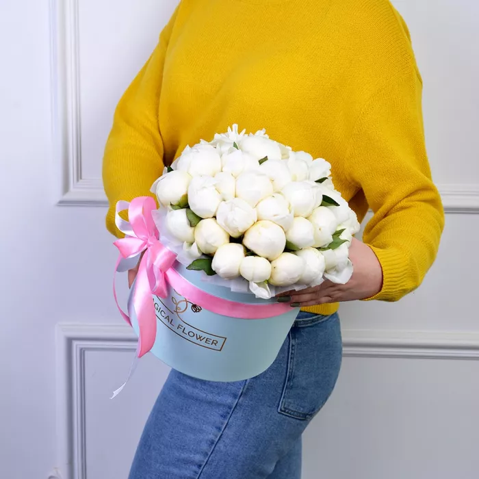 Букет из 35 белых пионов в голубой шляпной коробке