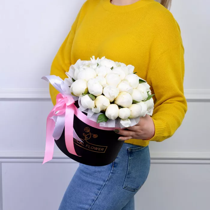 Букет из 35 белых пионов в черной шляпной коробке