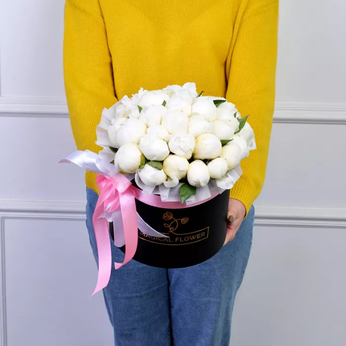 Букет из 35 белых пионов в черной шляпной коробке