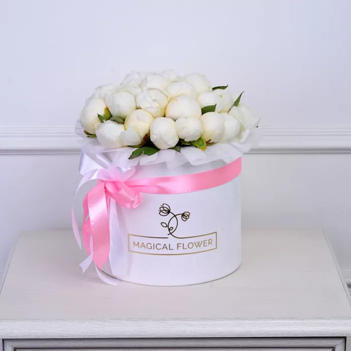 Букет из 35 белых пионов в белой шляпной коробке