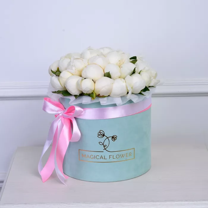 Букет из 35 белых пионов в зеленой бархатной шляпной коробке
