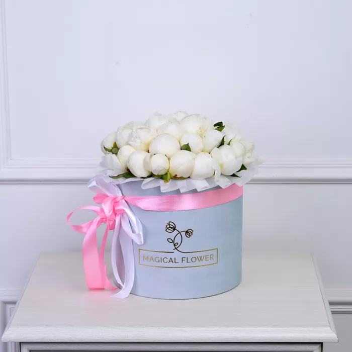 Букет из 35 белых пионов в серой бархатной шляпной коробке