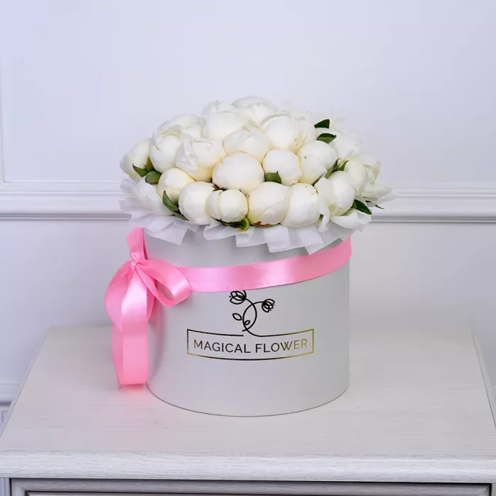 Букет из 35 белых пионов в белой бархатной шляпной коробке
