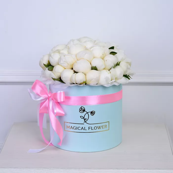 Букет из 35 белых пионов в голубой шляпной коробке