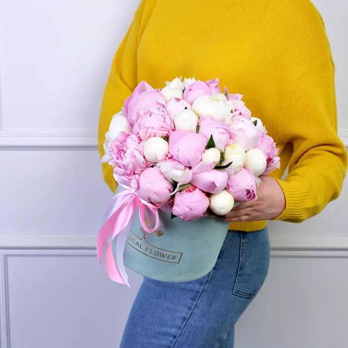 Букет из 35 разноцветных пионов в зеленой бархатной шляпной коробке