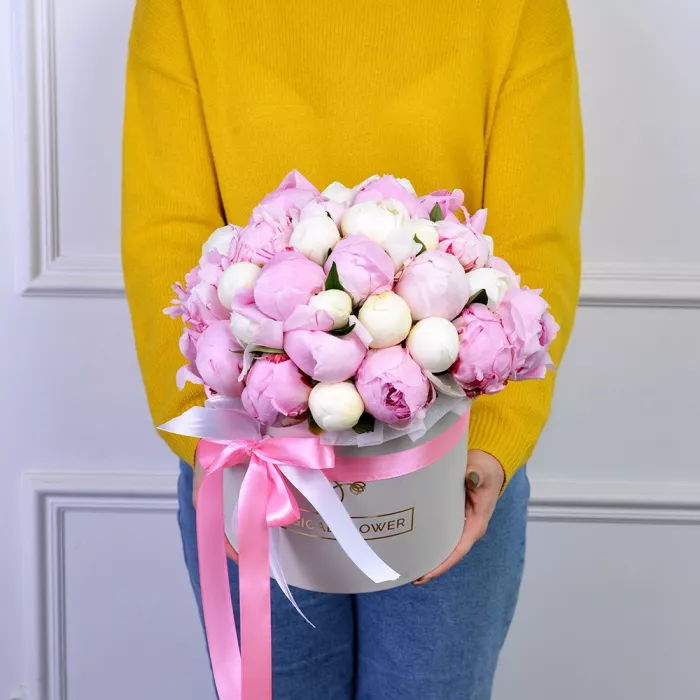 Букет из 35 разноцветных пионов в белой бархатной шляпной коробке
