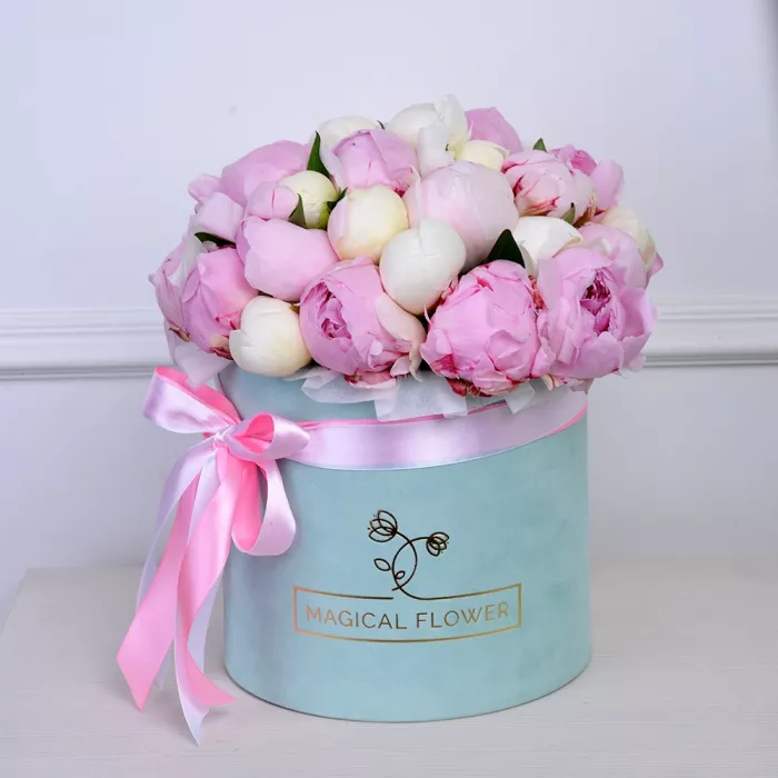 Букет из 35 разноцветных пионов в зеленой бархатной шляпной коробке