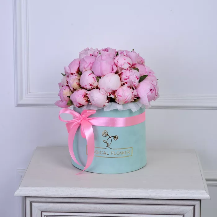 Букет из 35 розовых пионов в зеленой бархатной шляпной коробке