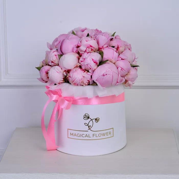Букет из 35 розовых пионов в белой шляпной коробке