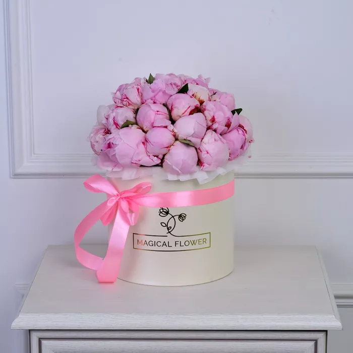 Букет из 35 розовых пионов в кремовой шляпной коробке