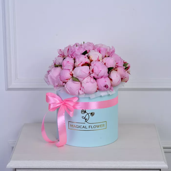 Букет из 35 розовых пионов в голубой шляпной коробке