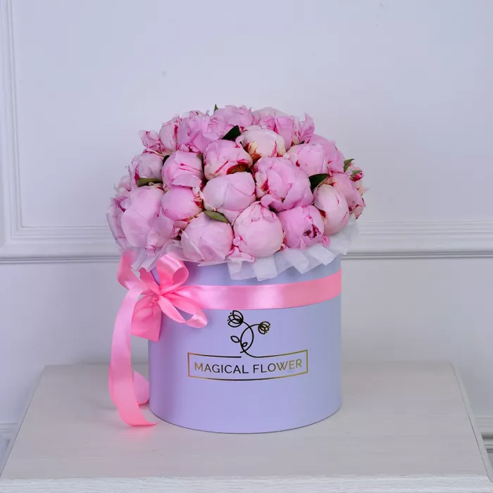 Букет из 35 розовых пионов в фиолетовой шляпной коробке