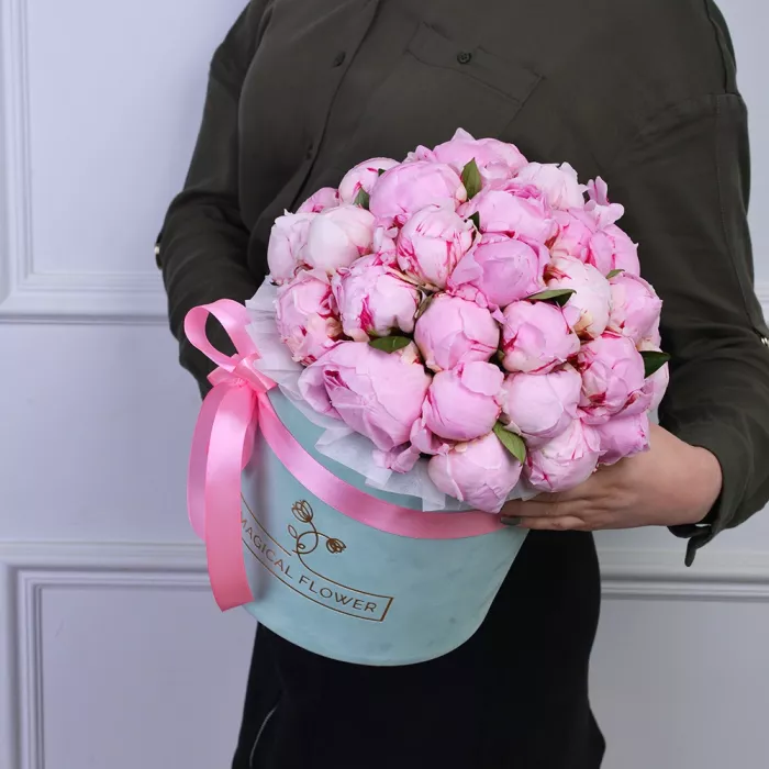 Букет из 35 розовых пионов в зеленой бархатной шляпной коробке