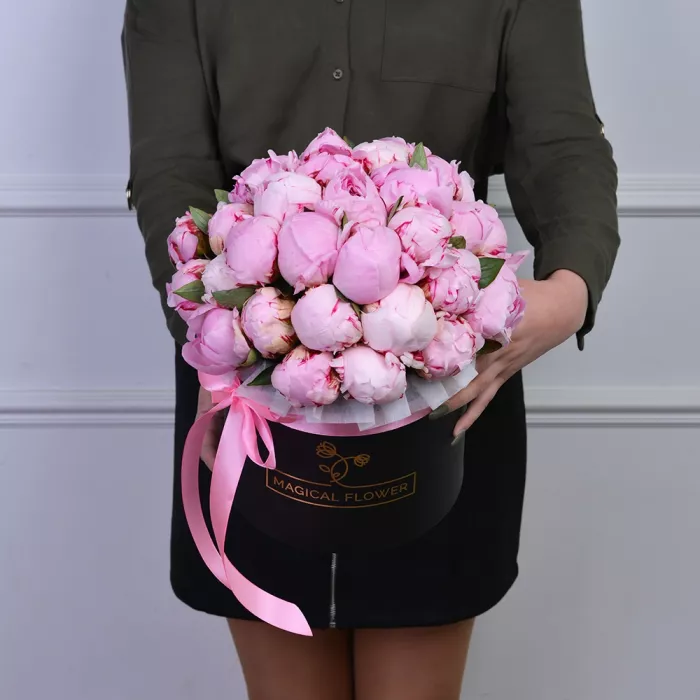 Букет из 35 розовых пионов в черной шляпной коробке