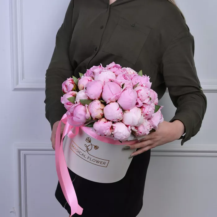 Букет из 35 розовых пионов в белой шляпной коробке