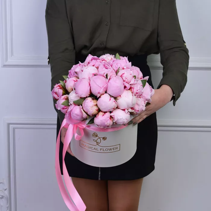 Букет из 35 розовых пионов в белой шляпной коробке