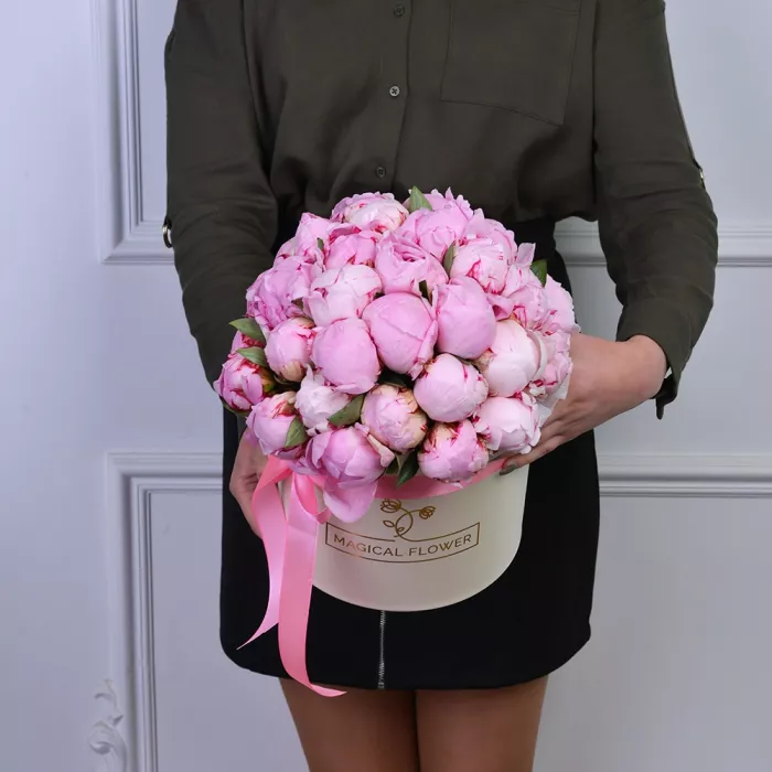 Букет из 35 розовых пионов в кремовой шляпной коробке