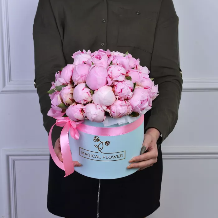 Букет из 35 розовых пионов в голубой шляпной коробке