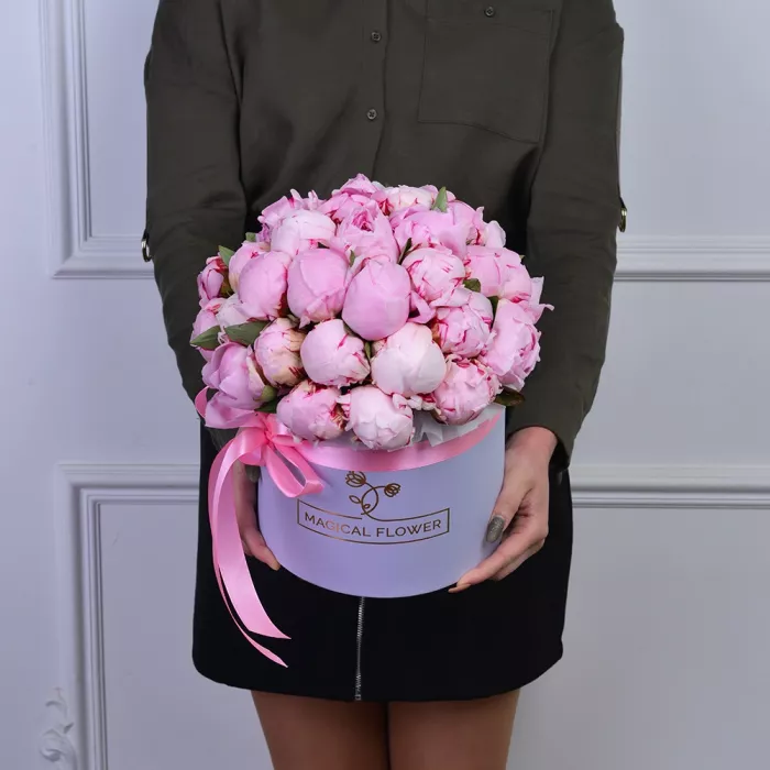 Букет из 35 розовых пионов в фиолетовой шляпной коробке